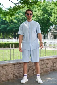 Vue détaillée de l'ensemble chemise et short jacquard bleu clair pour homme en plein air.