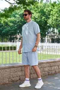 Ensemble chemise et short manches courtes jacquard bleu clair casual homme en exterieur.