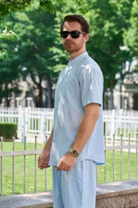 Gros plan sur l'ensemble chemise décontractée en jacquard pour homme et short à col mao.
