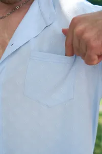 Détail de chemise à manches courtes en jacquard pour homme avec poche poitrine élégante.