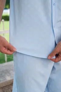 Gros plan montrant la texture fine et le tissu de l'ensemble de chemise jacquard.