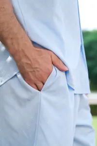 Gros plan sur la poche de chemise décontractée pour homme bleu clair et la texture du tissu.