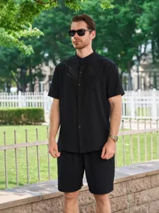 Ensemble chemise et short d'ete pour homme en jacquard avec col mao decontracte.