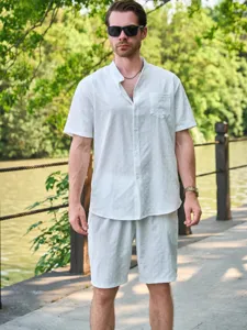 Ensemble chemise et short d'ete pour homme en jacquard blanc avec col mao decontracte.