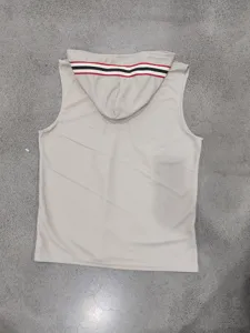 Detalle en primer plano de la sudadera sin mangas de punto gofrado con capucha a rayas.