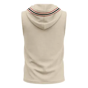 Detalle trasero de la sudadera con capucha sin mangas de tejido gofrado para hombre.