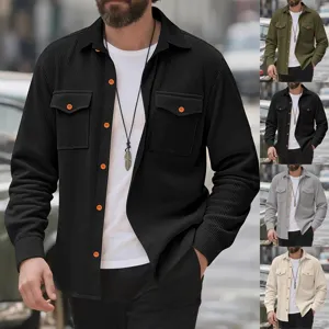 Détail de chemise en velours côtelé pour homme montrant poches poitrine et boutons oranges.