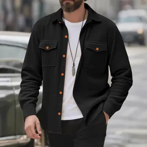 Détail de chemise à manches longues en velours côtelé pour homme, design casual stylé.