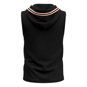 Vista detallada del chaleco deportivo sin mangas con capucha para hombre, tejido waffle y cuello a rayas.