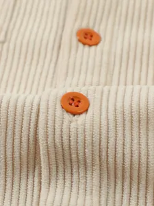 Gros plan du tissu de chemise à manches longues en velours côtelé beige pour homme.