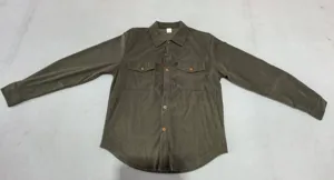 Vue détaillée de la chemise à manches longues en velours côtelé vert foncé pour homme.