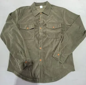 Chemise à manches longues en velours côtelé vert olive pour homme, coupe ample casual.