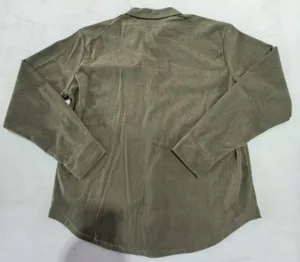 Vue détaillée du dos de la chemise à manches longues en velours côtelé vert, style workwear