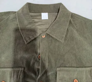 Vue détaillée du col de chemise en velours côtelé pour hommes, boutons et poche.