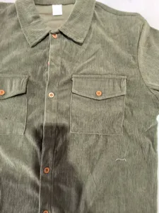 Détail de chemise en velours côtelé montrant le col et la poche de poitrine.
