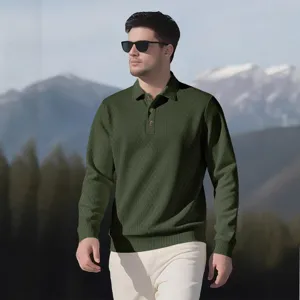 Vista detallada de polo de manga larga con textura jacquard para hombre en verde oscuro.