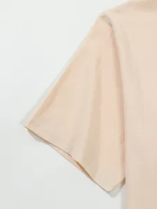 Men's casual linen short sleeve shirt detail, breathable fabric and fine stitching.
