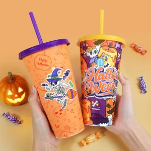 Primer plano de dos vasos de Halloween que cambian de color con gráficos festivos