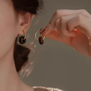 Details von braunen Tigerauge-Creolen im Maillard-Stil aus 18k Edelstahl für Damen.