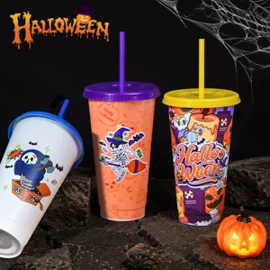 Detalle de vasos de Halloween que cambian de color con estampados festivos