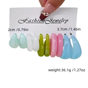 Juego de pendientes de aro de resina macaron con detalles precisos de tamaño y peso