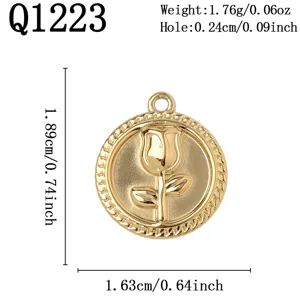 Detaillierte Größenangaben für einen goldenen Edelstahl Rosenanhänger Schmuckzubehör.