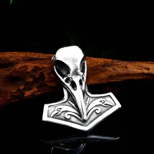 Pendentif Mjölnir crâne de corbeau Viking en acier inoxydable vieilli de qualité
