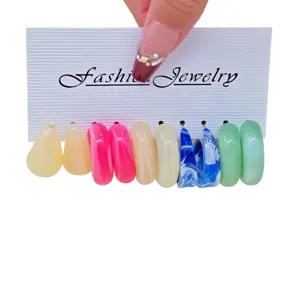 Conjunto de pendientes de aro en forma de C de resina jaspeada macaron de verano mujer