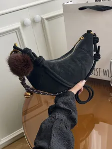 Sac Bandoulière Aisselle en Cuir Suédé Rétro pour Femmes Mode Couleur Unie Croissant Dumpling Sac Croisé Avec Pendentifs