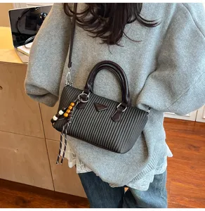 Borsa a tracolla plissettata retrò da donna, elegante borsa marrone con ciondolo di perline.