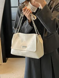 Elegante borsa a mano bianca con catena da donna, borsa a spalla minimalista chic.