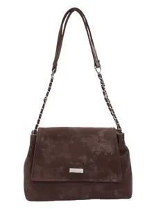 Borsa a spalla marrone elegante da donna con tracolla a catena e chiusura a patta casual.