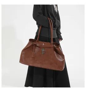 Retro oil wax leather large capacity tote bag detail view, casual commuter shoulder bag style.