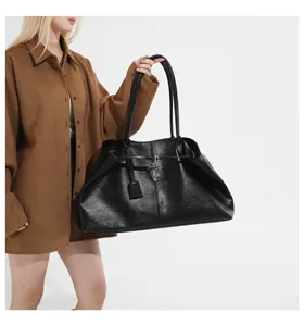 Vintage oil wax leather tote bag for women, large capacity casual single shoulder commuter bag.