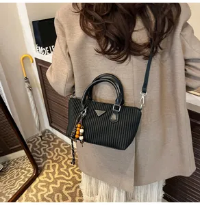 Borsa a tracolla plissettata nera da donna, borsa vintage elegante con manico superiore e dettagli.