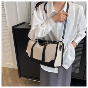 Detailaufnahme der Damen Canvas Reisetasche mit schwarzem Lederbesatz und Schultergurt.