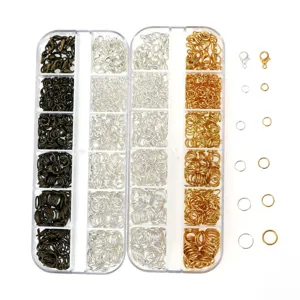 Accessori per bigiotteria DIY fatti a mano anelli di salto e moschettoni in scatola.