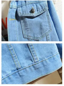 Herren blaue Jeansjacke Detailansicht, klassische Waschung mit Brusttasche und gelben Nähten.
