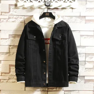 Herren schwarze Jeansjacke mit weisser Kapuzenpullover Lagenlook Freizeit Oberbekleidung.