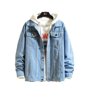 Herren Washed Jeansjacke mit weißem Kapuzensweatshirt im Lagenlook, klassische Jacke.