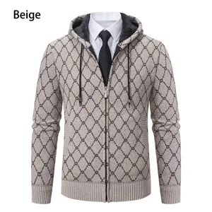 Détail de cardigan à capuche en tricot pour homme avec motif losange classique et fermeture éclair.