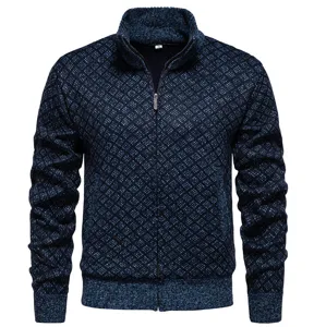 Vista detallada de la chaqueta de punto azul oscuro para hombre con cuello alto.