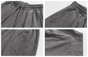 Vista dettagliata dei pantaloni casual larghi da uomo con cintura elastica e tasche.