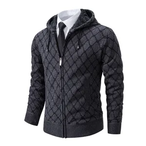 Vue détaillée du gilet en tricot gris foncé à capuche avec un motif de losanges élégant.