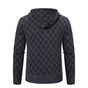 Gilet à capuche en tricot gris pour homme avec motif losange classique vêtement chic.
