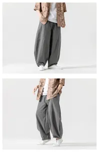 Vista di dettaglio dei pantaloni harem casual cinesi larghi da uomo in grigio chiaro.
