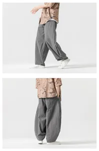 Vista dettagliata di pantaloni harem uomo larghi stile cinese e camicia di bambù.
