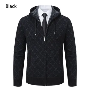 Detail du cardigan à capuche en tricot pour homme, motif monogramme classique, veste noire.