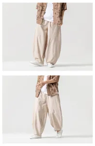 Vista dettagliata che mostra i comodi pantaloni harem casual in stile cinese da uomo.