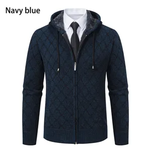 Détail cardigan en tricot homme, sweat à capuche zippé, motif losanges, bleu marine.
